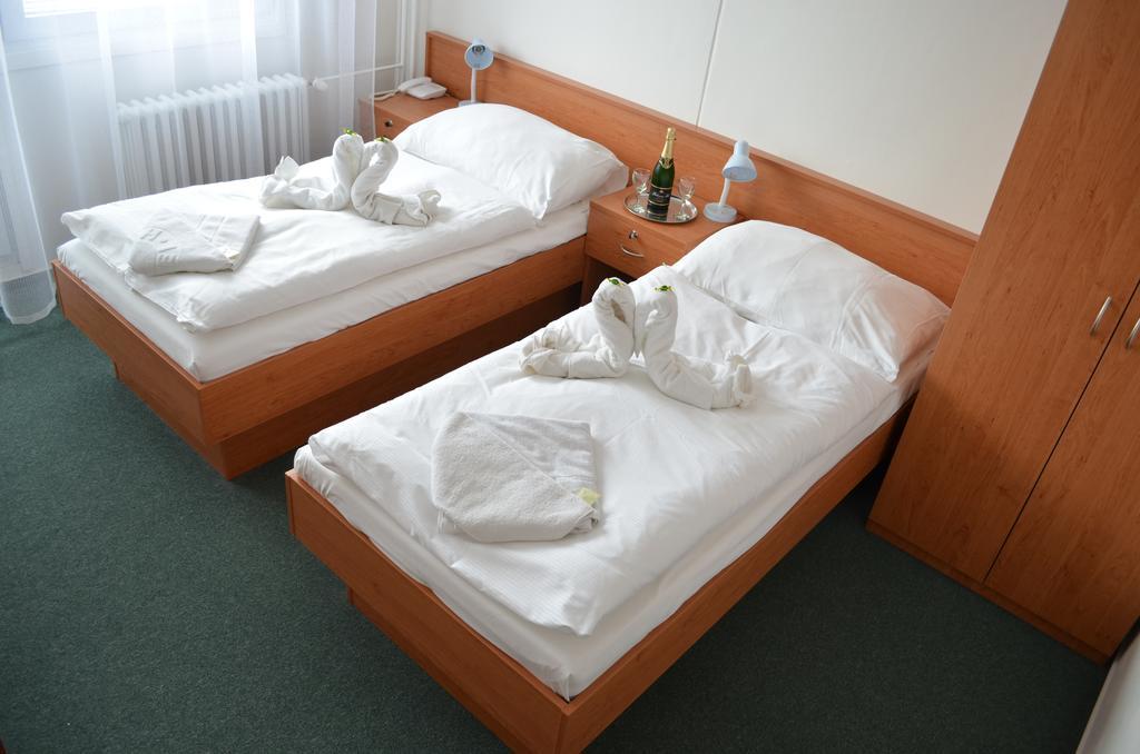 Hotel Arnost Garni Pardubice Ruang foto