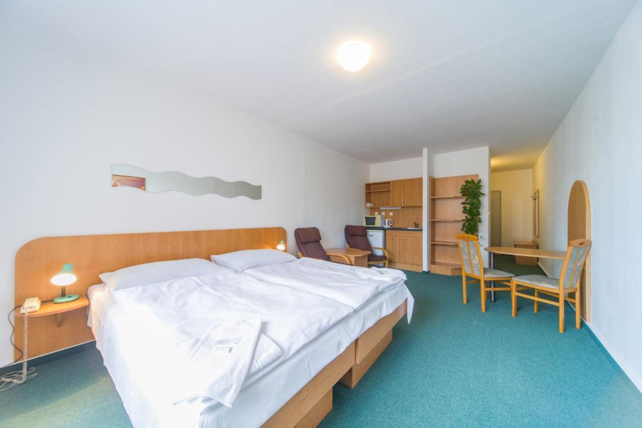 Hotel Arnost Garni Pardubice Bagian luar foto