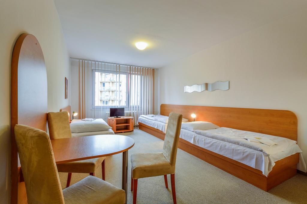 Hotel Arnost Garni Pardubice Bagian luar foto