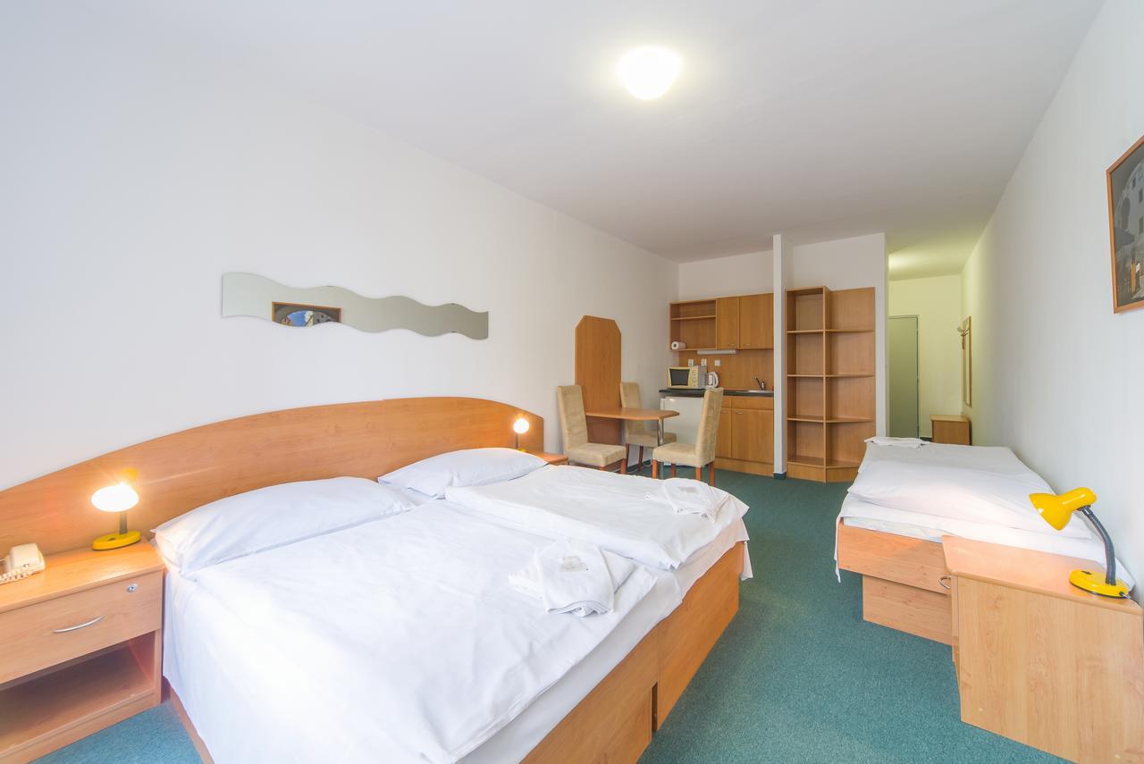 Hotel Arnost Garni Pardubice Bagian luar foto