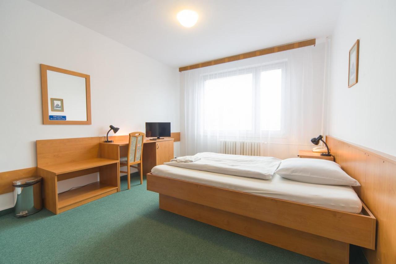 Hotel Arnost Garni Pardubice Bagian luar foto