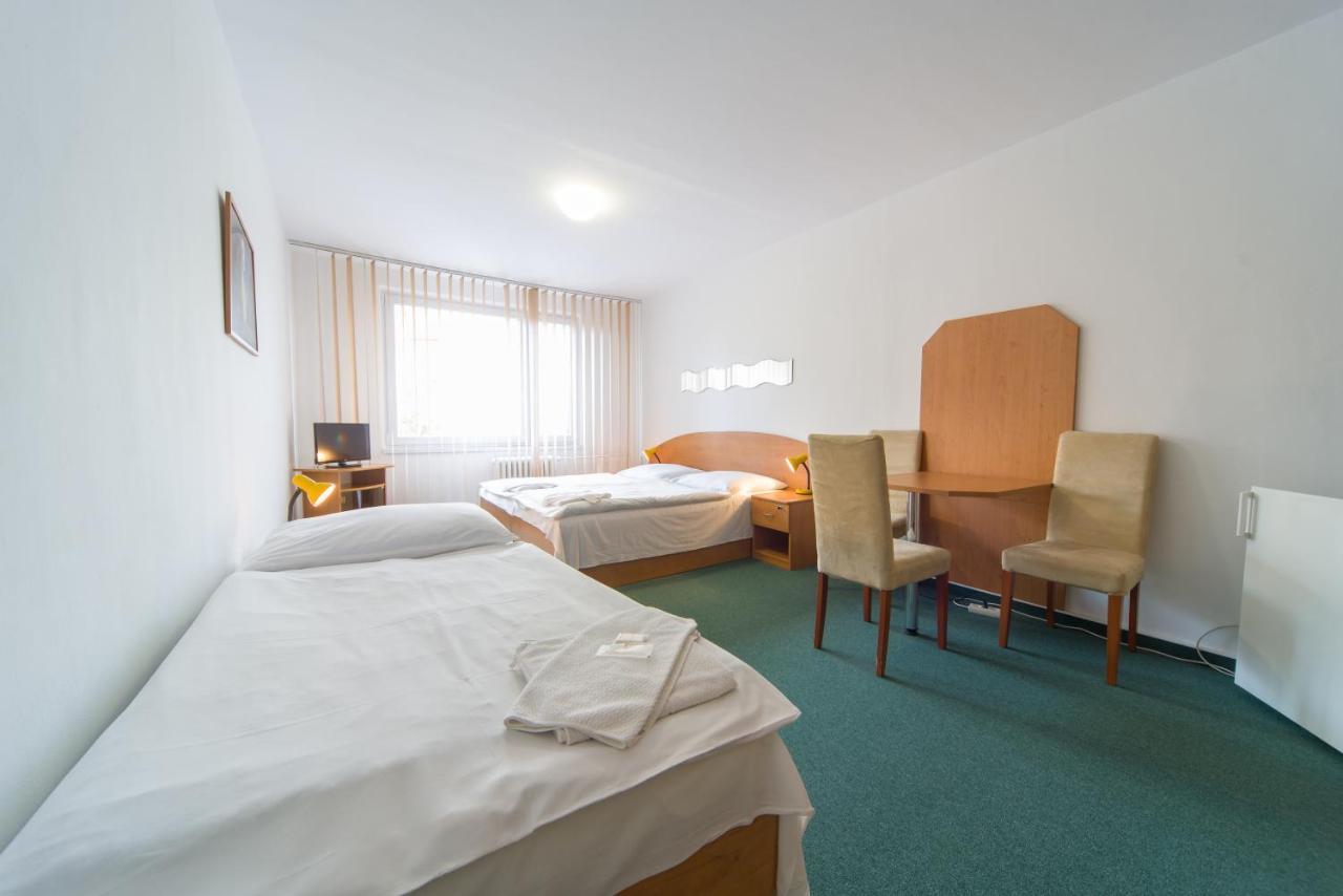 Hotel Arnost Garni Pardubice Bagian luar foto
