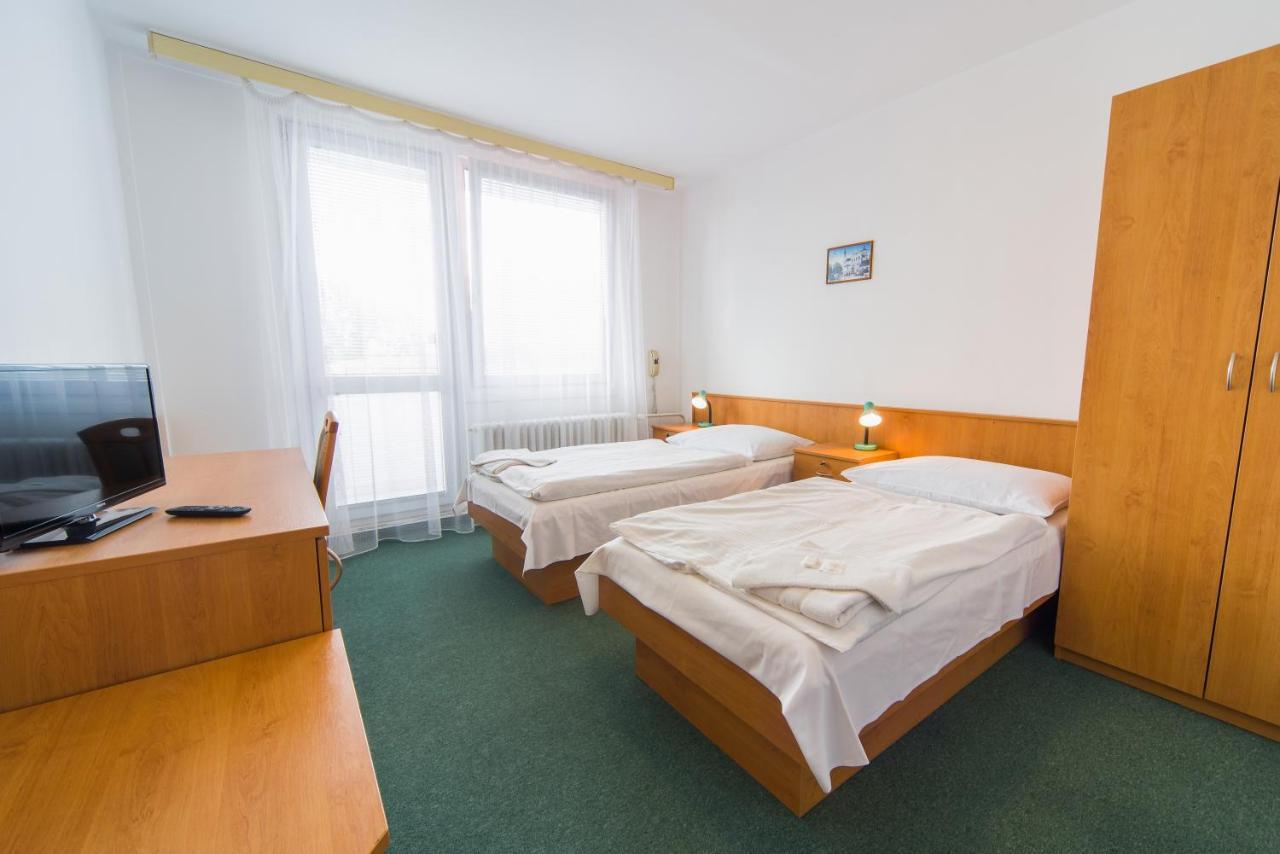 Hotel Arnost Garni Pardubice Bagian luar foto