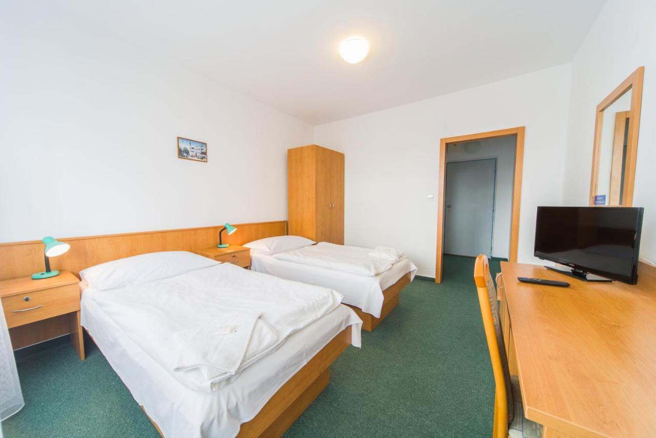 Hotel Arnost Garni Pardubice Bagian luar foto