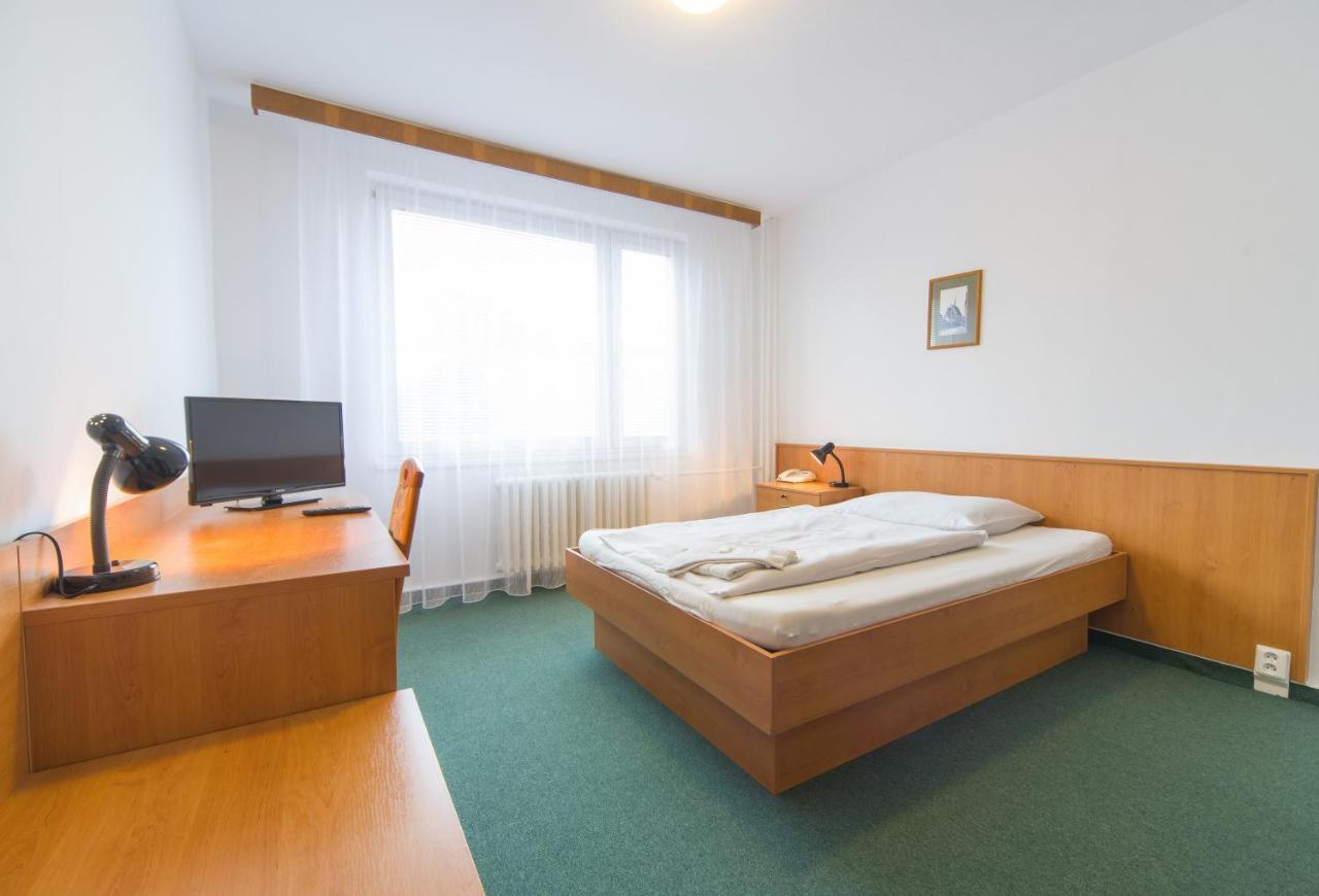 Hotel Arnost Garni Pardubice Bagian luar foto