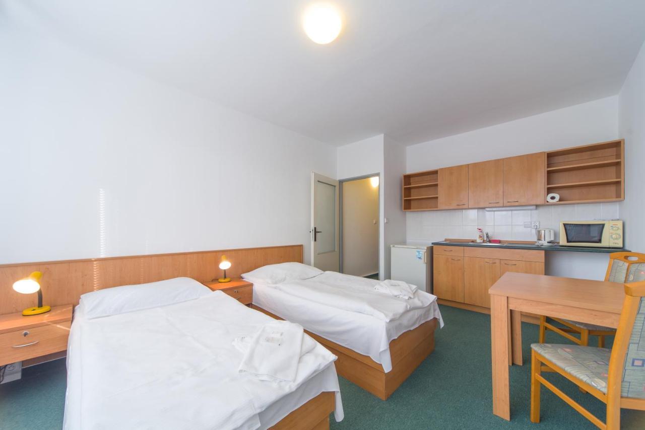 Hotel Arnost Garni Pardubice Bagian luar foto